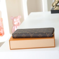 【顶级品质】 M41894 粉色 这款设计实用的Monogram帆布皮夹以拉链开合,可装纸币,零钱和证件等19 x 10 【顶级品质】 M41894 粉色 这款设计实用的Monogram帆布皮夹以拉链开合,可装纸币,零钱和证件等19 x 10