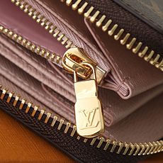 【顶级品质】 M41894 粉色 这款设计实用的Monogram帆布皮夹以拉链开合,可装纸币,零钱和证件等19 x 10 【顶级品质】 M41894 粉色 这款设计实用的Monogram帆布皮夹以拉链开合,可装纸币,零钱和证件等19 x 10