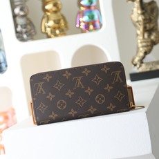 【顶级品质】 M41894 粉色 这款设计实用的Monogram帆布皮夹以拉链开合,可装纸币,零钱和证件等19 x 10 【顶级品质】 M41894 粉色 这款设计实用的Monogram帆布皮夹以拉链开合,可装纸币,零钱和证件等19 x 10