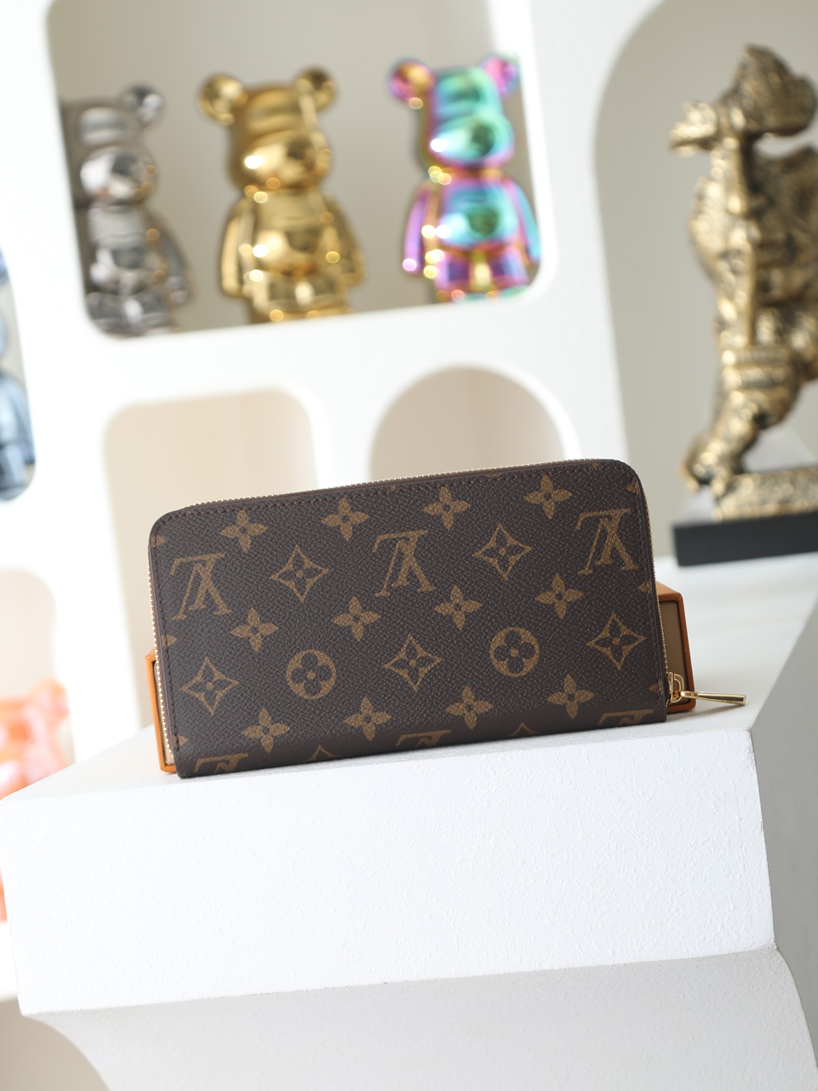 【顶级品质】 M41896 大红 这款设计实用的Monogram帆布皮夹以拉链开合,可装纸币,零钱和证件等19 x 10 【顶级品质】 M41896 大红 这款设计实用的Monogram帆布皮夹以拉链开合,可装纸币,零钱和证件等19 x 10