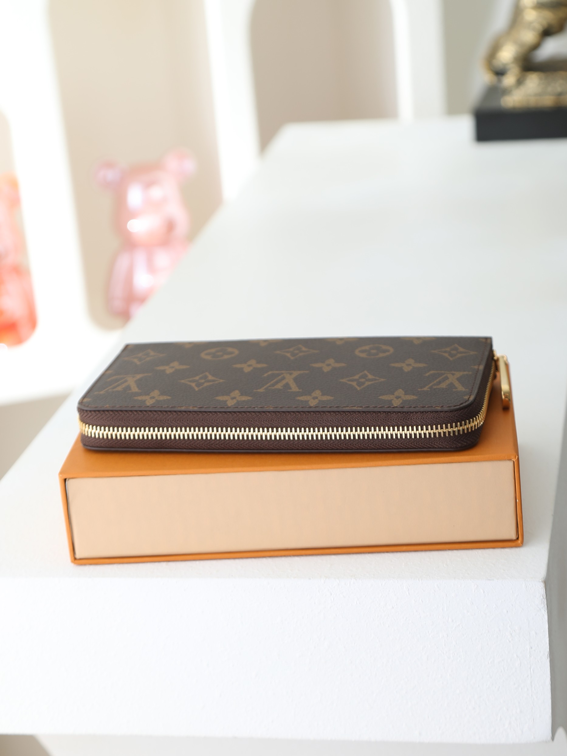 【顶级品质】 M41896 大红 这款设计实用的Monogram帆布皮夹以拉链开合,可装纸币,零钱和证件等19 x 10 【顶级品质】 M41896 大红 这款设计实用的Monogram帆布皮夹以拉链开合,可装纸币,零钱和证件等19 x 10