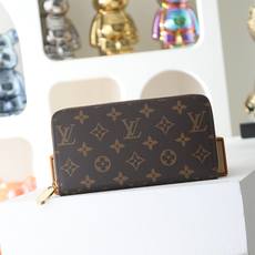 【顶级品质】 M41896 大红 这款设计实用的Monogram帆布皮夹以拉链开合,可装纸币,零钱和证件等19 x 10 【顶级品质】 M41896 大红 这款设计实用的Monogram帆布皮夹以拉链开合,可装纸币,零钱和证件等19 x 10