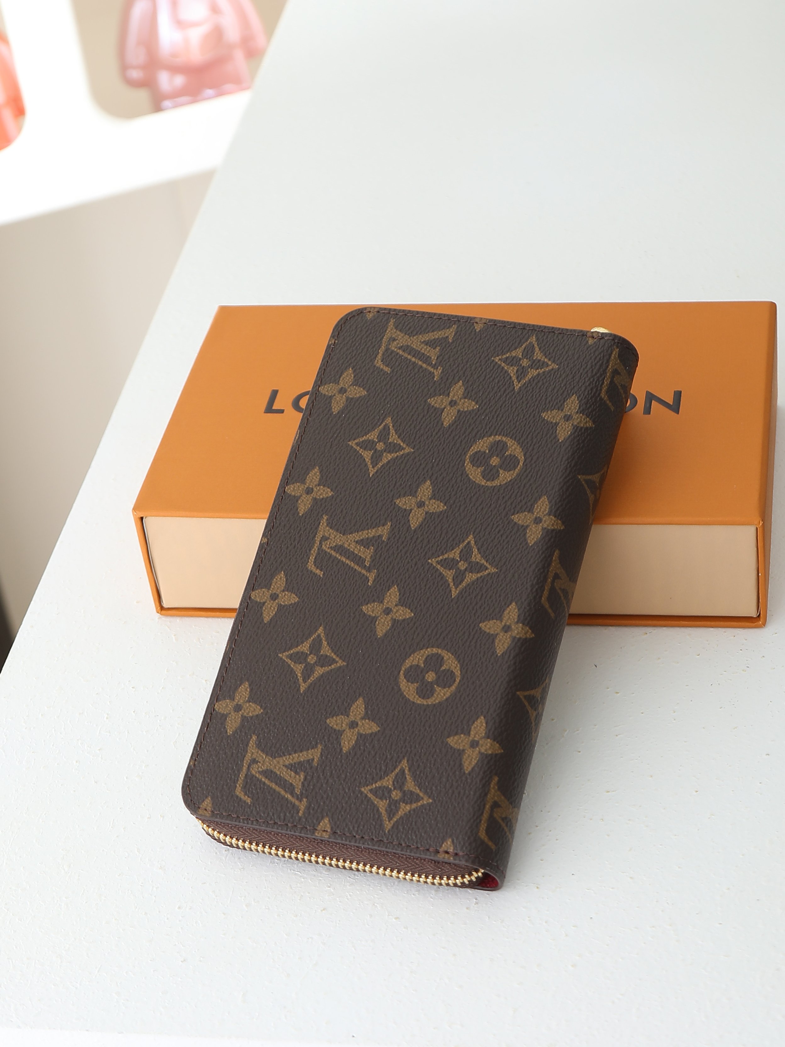 【顶级品质】 M41896 大红 这款设计实用的Monogram帆布皮夹以拉链开合,可装纸币,零钱和证件等19 x 10 【顶级品质】 M41896 大红 这款设计实用的Monogram帆布皮夹以拉链开合,可装纸币,零钱和证件等19 x 10