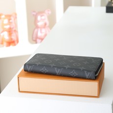 【顶级品质】 M61694 黑花 这款设计实用的Monogram帆布皮夹以拉链开合,可装纸币,零钱和证件等19 x 10 【顶级品质】 M61694 黑花 这款设计实用的Monogram帆布皮夹以拉链开合,可装纸币,零钱和证件等19 x 10
