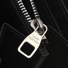【顶级品质】 M61694 黑花 这款设计实用的Monogram帆布皮夹以拉链开合,可装纸币,零钱和证件等19 x 10 【顶级品质】 M61694 黑花 这款设计实用的Monogram帆布皮夹以拉链开合,可装纸币,零钱和证件等19 x 10