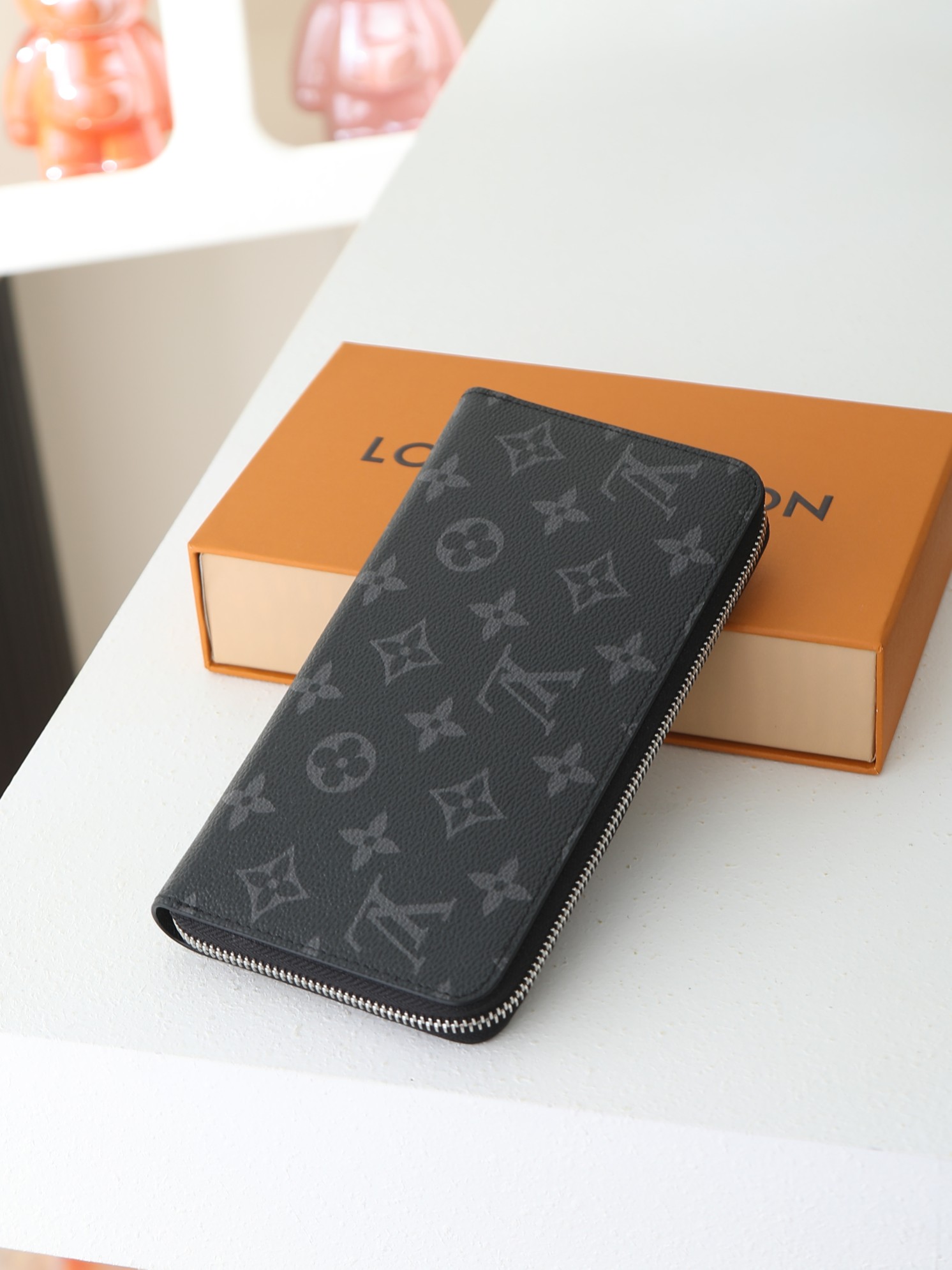 【顶级品质】 M61694 黑花 这款设计实用的Monogram帆布皮夹以拉链开合,可装纸币,零钱和证件等19 x 10 【顶级品质】 M61694 黑花 这款设计实用的Monogram帆布皮夹以拉链开合,可装纸币,零钱和证件等19 x 10