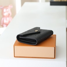 【顶级品质】 M64060 黑压 此款由Monogram Empreinte皮革制成、柔软而小巧的Victorine钱夹 【顶级品质】 M64060 黑压 此款由Monogram Empreinte皮革制成、柔软而小巧的Victorine钱夹