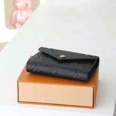 【顶级品质】 M64060 黑压 此款由Monogram Empreinte皮革制成、柔软而小巧的Victorine钱夹 【顶级品质】 M64060 黑压 此款由Monogram Empreinte皮革制成、柔软而小巧的Victorine钱夹