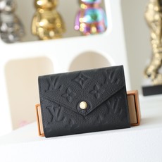 【顶级品质】 M64060 黑压 此款由Monogram Empreinte皮革制成、柔软而小巧的Victorine钱夹 【顶级品质】 M64060 黑压 此款由Monogram Empreinte皮革制成、柔软而小巧的Victorine钱夹