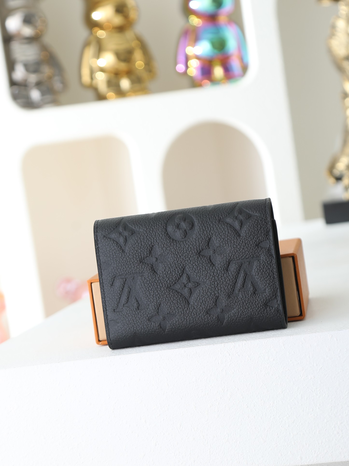 【顶级品质】 M64060 黑压 此款由Monogram Empreinte皮革制成、柔软而小巧的Victorine钱夹 【顶级品质】 M64060 黑压 此款由Monogram Empreinte皮革制成、柔软而小巧的Victorine钱夹