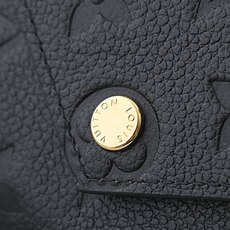 【顶级品质】 M64060 黑压 此款由Monogram Empreinte皮革制成、柔软而小巧的Victorine钱夹 【顶级品质】 M64060 黑压 此款由Monogram Empreinte皮革制成、柔软而小巧的Victorine钱夹