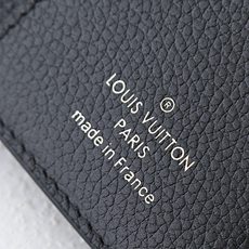 【顶级品质】 M64060 黑压 此款由Monogram Empreinte皮革制成、柔软而小巧的Victorine钱夹 【顶级品质】 M64060 黑压 此款由Monogram Empreinte皮革制成、柔软而小巧的Victorine钱夹