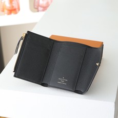 【顶级品质】 M64060 黑压 此款由Monogram Empreinte皮革制成、柔软而小巧的Victorine钱夹 【顶级品质】 M64060 黑压 此款由Monogram Empreinte皮革制成、柔软而小巧的Victorine钱夹