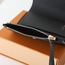 【顶级品质】 M64060 黑压 此款由Monogram Empreinte皮革制成、柔软而小巧的Victorine钱夹 【顶级品质】 M64060 黑压 此款由Monogram Empreinte皮革制成、柔软而小巧的Victorine钱夹