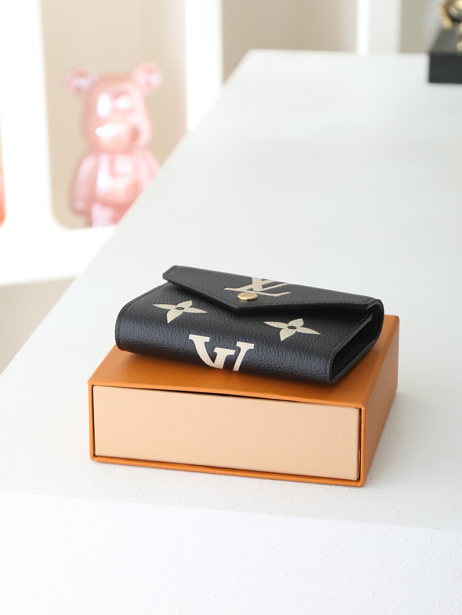 【顶级品质】 M80968 黑色 新款女士三折钱包 本款 Victorine 钱夹以 Monogram Emprein 【顶级品质】 M80968 黑色 新款女士三折钱包 本款 Victorine 钱夹以 Monogram Emprein