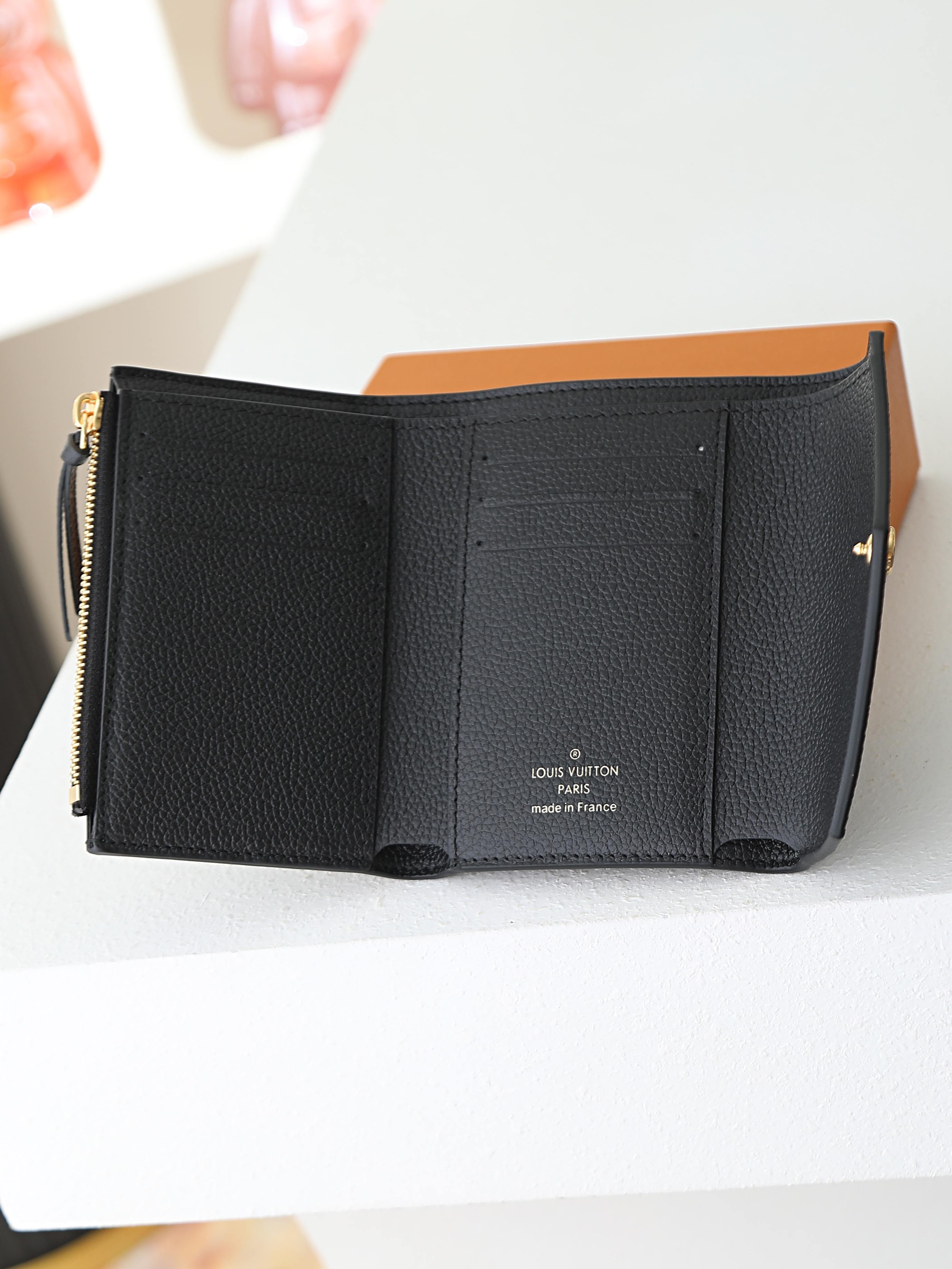 【顶级品质】 M80968 黑色 新款女士三折钱包 本款 Victorine 钱夹以 Monogram Emprein 【顶级品质】 M80968 黑色 新款女士三折钱包 本款 Victorine 钱夹以 Monogram Emprein