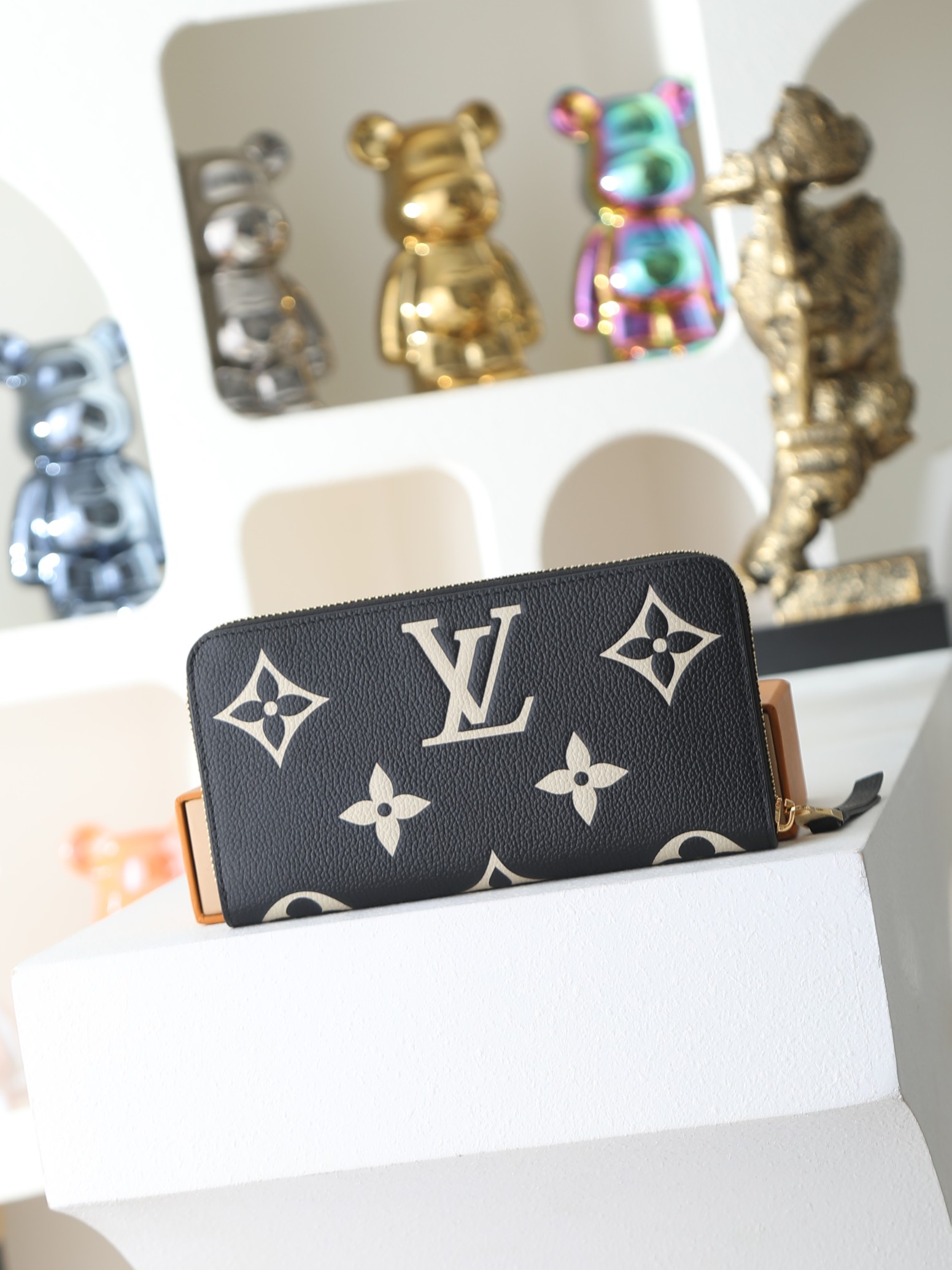 【顶级品质】 M80481 黑色 Zippy 拉链钱夹取材 Monogram Vernis 漆光小牛皮,以银色调的变幻令 【顶级品质】 M80481 黑色 Zippy 拉链钱夹取材 Monogram Vernis 漆光小牛皮,以银色调的变幻令