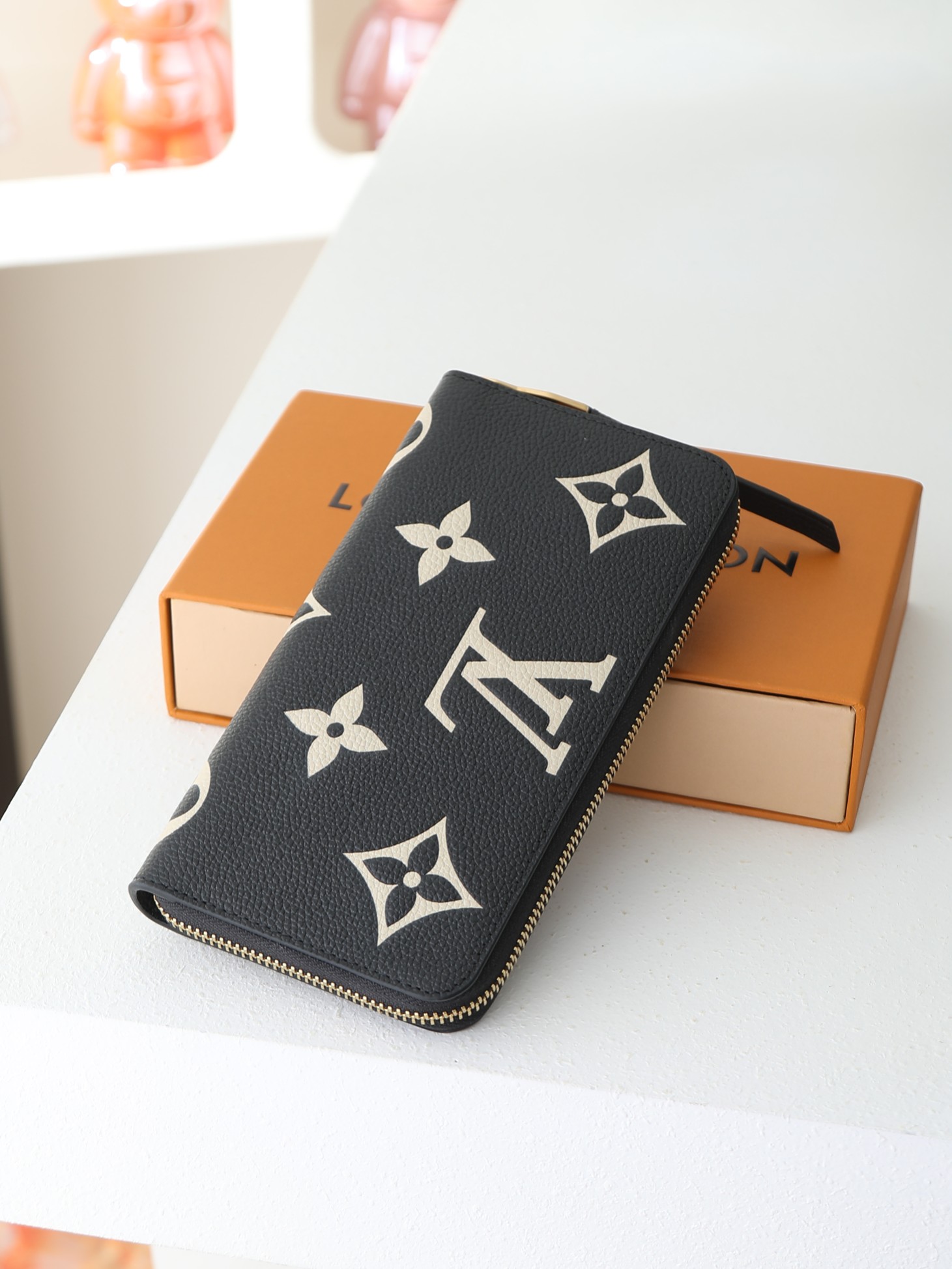 【顶级品质】 M80481 黑色 Zippy 拉链钱夹取材 Monogram Vernis 漆光小牛皮,以银色调的变幻令 【顶级品质】 M80481 黑色 Zippy 拉链钱夹取材 Monogram Vernis 漆光小牛皮,以银色调的变幻令