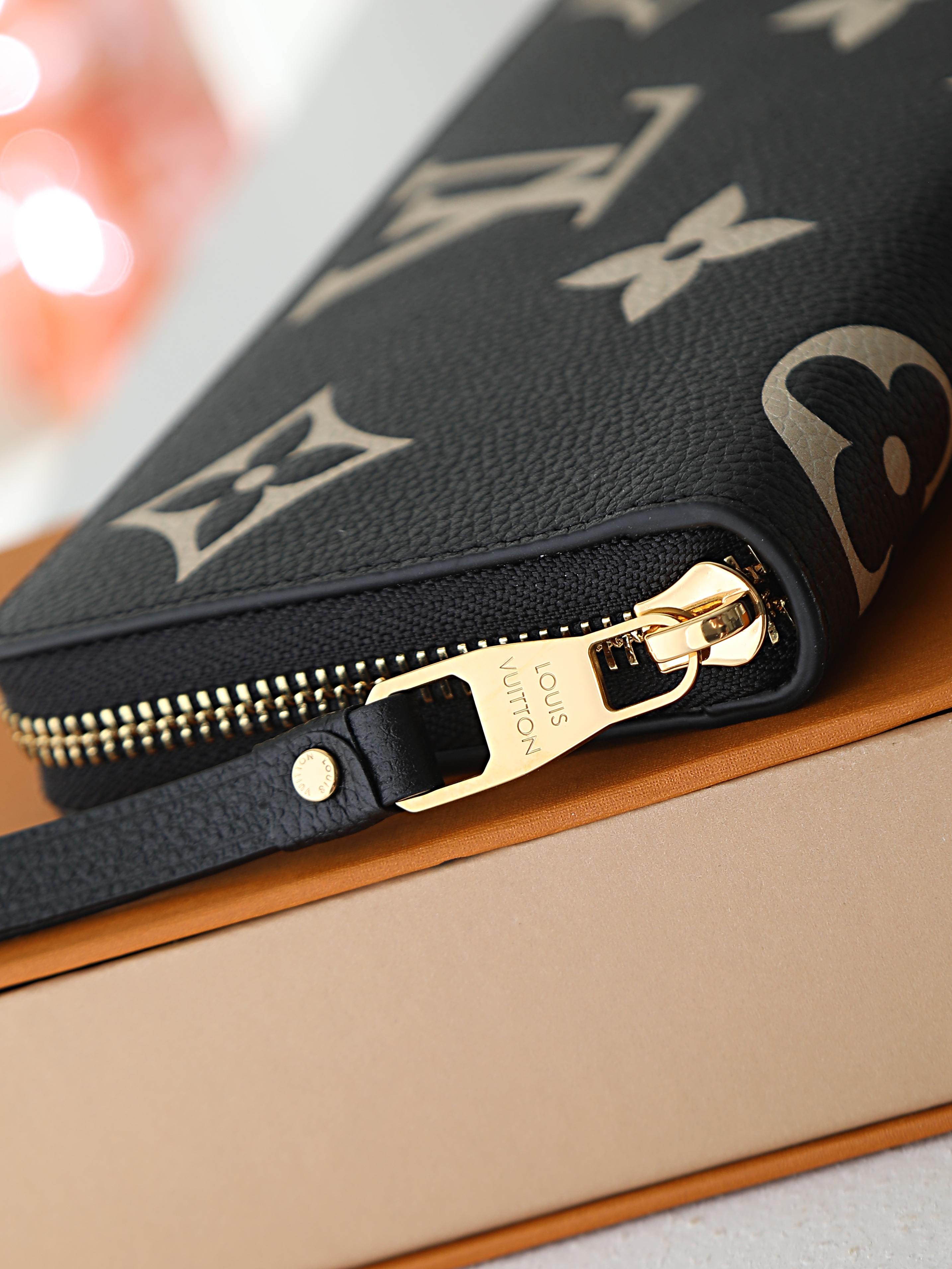 【顶级品质】 M80481 黑色 Zippy 拉链钱夹取材 Monogram Vernis 漆光小牛皮,以银色调的变幻令 【顶级品质】 M80481 黑色 Zippy 拉链钱夹取材 Monogram Vernis 漆光小牛皮,以银色调的变幻令
