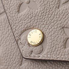 【顶级品质】 M64060 杏压 此款由Monogram Empreinte皮革制成、柔软而小巧的Victorine钱夹 【顶级品质】 M64060 杏压 此款由Monogram Empreinte皮革制成、柔软而小巧的Victorine钱夹