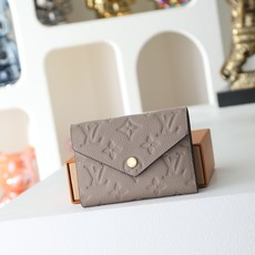 【顶级品质】 M64060 杏压 此款由Monogram Empreinte皮革制成、柔软而小巧的Victorine钱夹 【顶级品质】 M64060 杏压 此款由Monogram Empreinte皮革制成、柔软而小巧的Victorine钱夹
