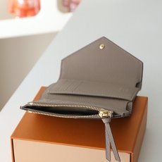 【顶级品质】 M64060 杏压 此款由Monogram Empreinte皮革制成、柔软而小巧的Victorine钱夹 【顶级品质】 M64060 杏压 此款由Monogram Empreinte皮革制成、柔软而小巧的Victorine钱夹
