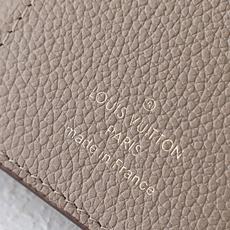 【顶级品质】 M64060 杏压 此款由Monogram Empreinte皮革制成、柔软而小巧的Victorine钱夹 【顶级品质】 M64060 杏压 此款由Monogram Empreinte皮革制成、柔软而小巧的Victorine钱夹