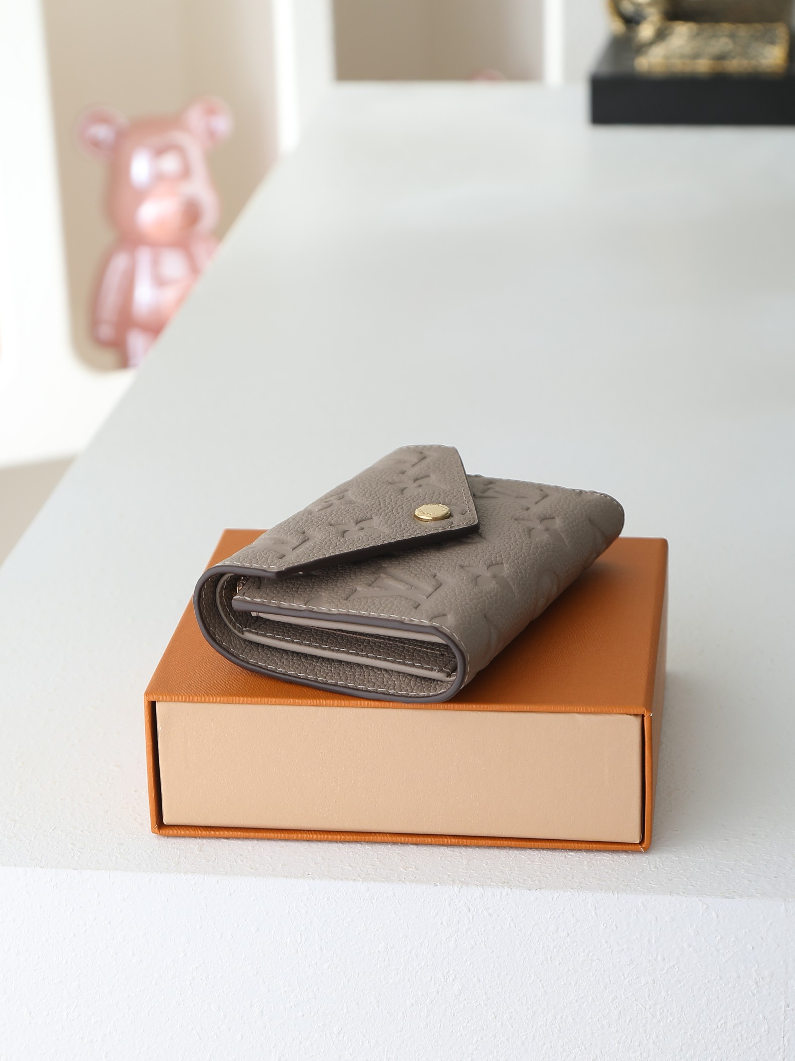 【顶级品质】 M64060 杏压 此款由Monogram Empreinte皮革制成、柔软而小巧的Victorine钱夹 【顶级品质】 M64060 杏压 此款由Monogram Empreinte皮革制成、柔软而小巧的Victorine钱夹