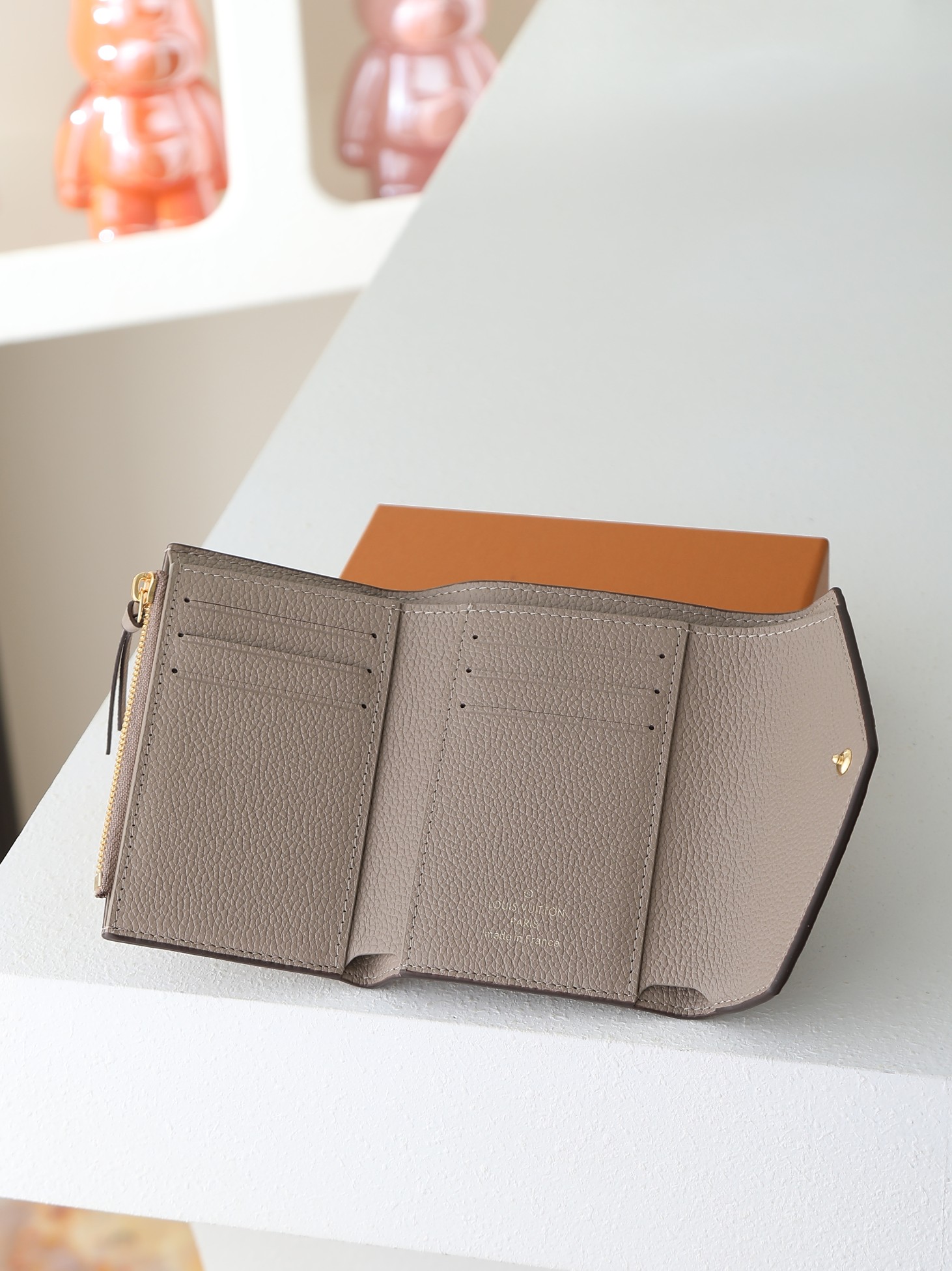 【顶级品质】 M64060 杏压 此款由Monogram Empreinte皮革制成、柔软而小巧的Victorine钱夹 【顶级品质】 M64060 杏压 此款由Monogram Empreinte皮革制成、柔软而小巧的Victorine钱夹