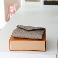 【顶级品质】 M64060 杏压 此款由Monogram Empreinte皮革制成、柔软而小巧的Victorine钱夹 【顶级品质】 M64060 杏压 此款由Monogram Empreinte皮革制成、柔软而小巧的Victorine钱夹