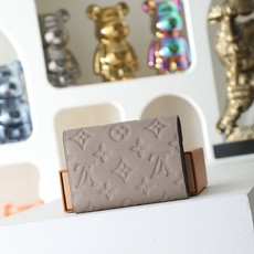 【顶级品质】 M64060 杏压 此款由Monogram Empreinte皮革制成、柔软而小巧的Victorine钱夹 【顶级品质】 M64060 杏压 此款由Monogram Empreinte皮革制成、柔软而小巧的Victorine钱夹
