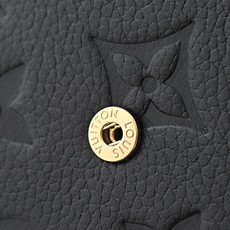【顶级品质】 M81455 黑压 小巧玲珑却极为实用,此款多彩信封式零钱包是现代女性都市生活中的完美伴侣。身材小巧,轻松 【顶级品质】 M81455 黑压 小巧玲珑却极为实用,此款多彩信封式零钱包是现代女性都市生活中的完美伴侣。身材小巧,轻松