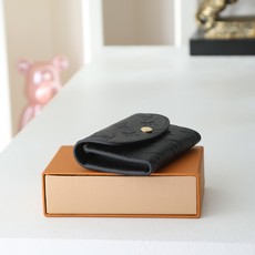 【顶级品质】 M81455 黑压 小巧玲珑却极为实用,此款多彩信封式零钱包是现代女性都市生活中的完美伴侣。身材小巧,轻松 【顶级品质】 M81455 黑压 小巧玲珑却极为实用,此款多彩信封式零钱包是现代女性都市生活中的完美伴侣。身材小巧,轻松