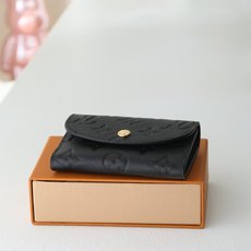 【顶级品质】 M81455 黑压 小巧玲珑却极为实用,此款多彩信封式零钱包是现代女性都市生活中的完美伴侣。身材小巧,轻松 【顶级品质】 M81455 黑压 小巧玲珑却极为实用,此款多彩信封式零钱包是现代女性都市生活中的完美伴侣。身材小巧,轻松