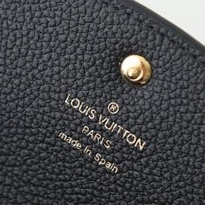 【顶级品质】 M81455 黑压 小巧玲珑却极为实用,此款多彩信封式零钱包是现代女性都市生活中的完美伴侣。身材小巧,轻松 【顶级品质】 M81455 黑压 小巧玲珑却极为实用,此款多彩信封式零钱包是现代女性都市生活中的完美伴侣。身材小巧,轻松