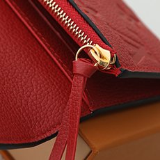 【顶级品质】 M25811 大红 小巧玲珑却极为实用,此款多彩信封式零钱包是现代女性都市生活中的完美伴侣。身材小巧,轻松 【顶级品质】 M25811 大红 小巧玲珑却极为实用,此款多彩信封式零钱包是现代女性都市生活中的完美伴侣。身材小巧,轻松