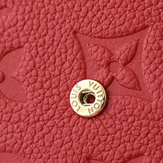 【顶级品质】 M25811 大红 小巧玲珑却极为实用,此款多彩信封式零钱包是现代女性都市生活中的完美伴侣。身材小巧,轻松 【顶级品质】 M25811 大红 小巧玲珑却极为实用,此款多彩信封式零钱包是现代女性都市生活中的完美伴侣。身材小巧,轻松