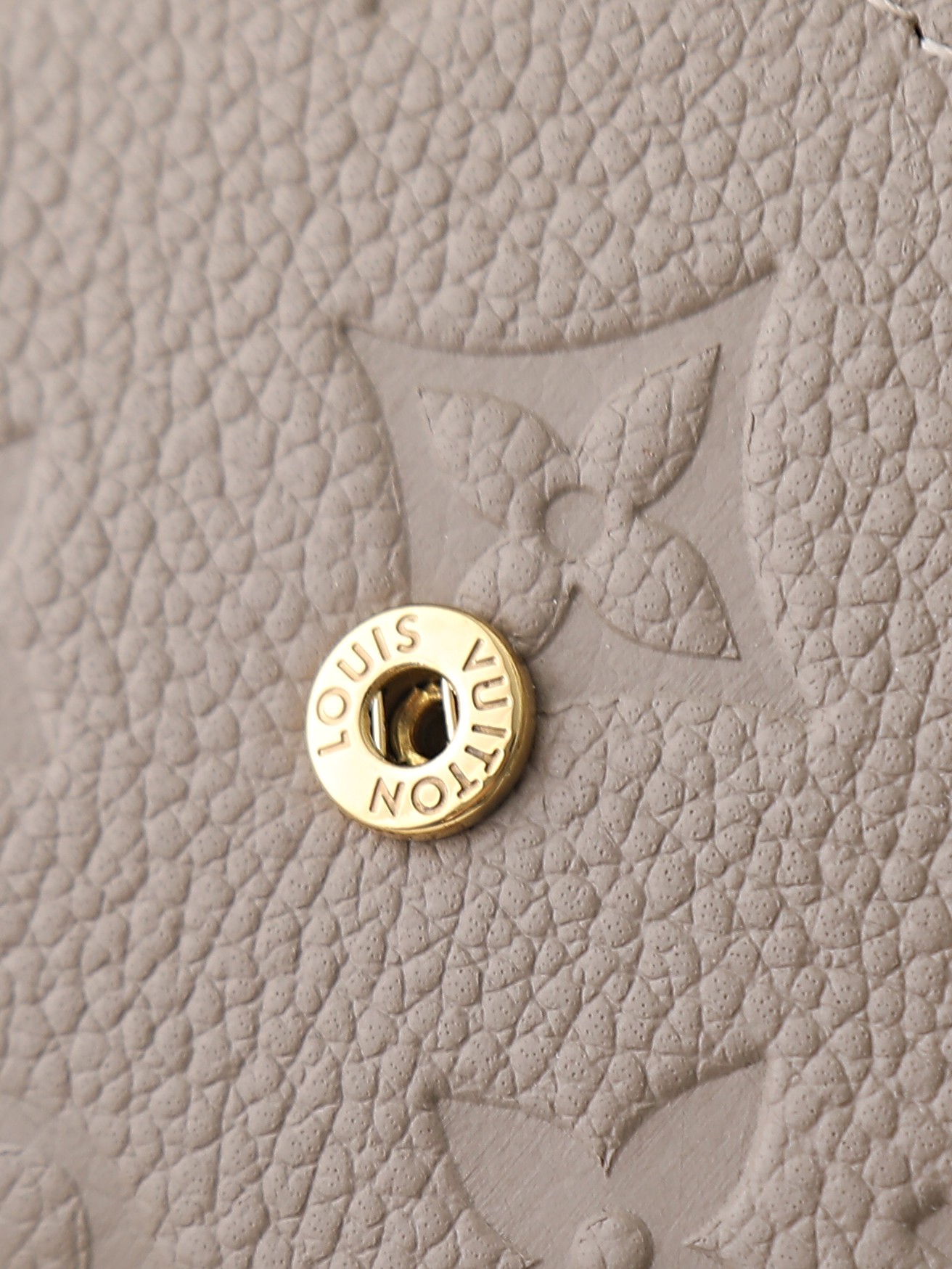 【顶级品质】 M81455 杏色 小巧玲珑却极为实用,此款多彩信封式零钱包是现代女性都市生活中的完美伴侣。身材小巧,轻松 【顶级品质】 M81455 杏色 小巧玲珑却极为实用,此款多彩信封式零钱包是现代女性都市生活中的完美伴侣。身材小巧,轻松