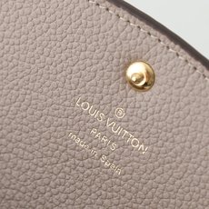 【顶级品质】 M81455 杏色 小巧玲珑却极为实用,此款多彩信封式零钱包是现代女性都市生活中的完美伴侣。身材小巧,轻松 【顶级品质】 M81455 杏色 小巧玲珑却极为实用,此款多彩信封式零钱包是现代女性都市生活中的完美伴侣。身材小巧,轻松