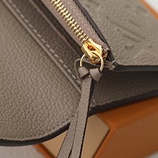 【顶级品质】 M81455 杏色 小巧玲珑却极为实用,此款多彩信封式零钱包是现代女性都市生活中的完美伴侣。身材小巧,轻松 【顶级品质】 M81455 杏色 小巧玲珑却极为实用,此款多彩信封式零钱包是现代女性都市生活中的完美伴侣。身材小巧,轻松