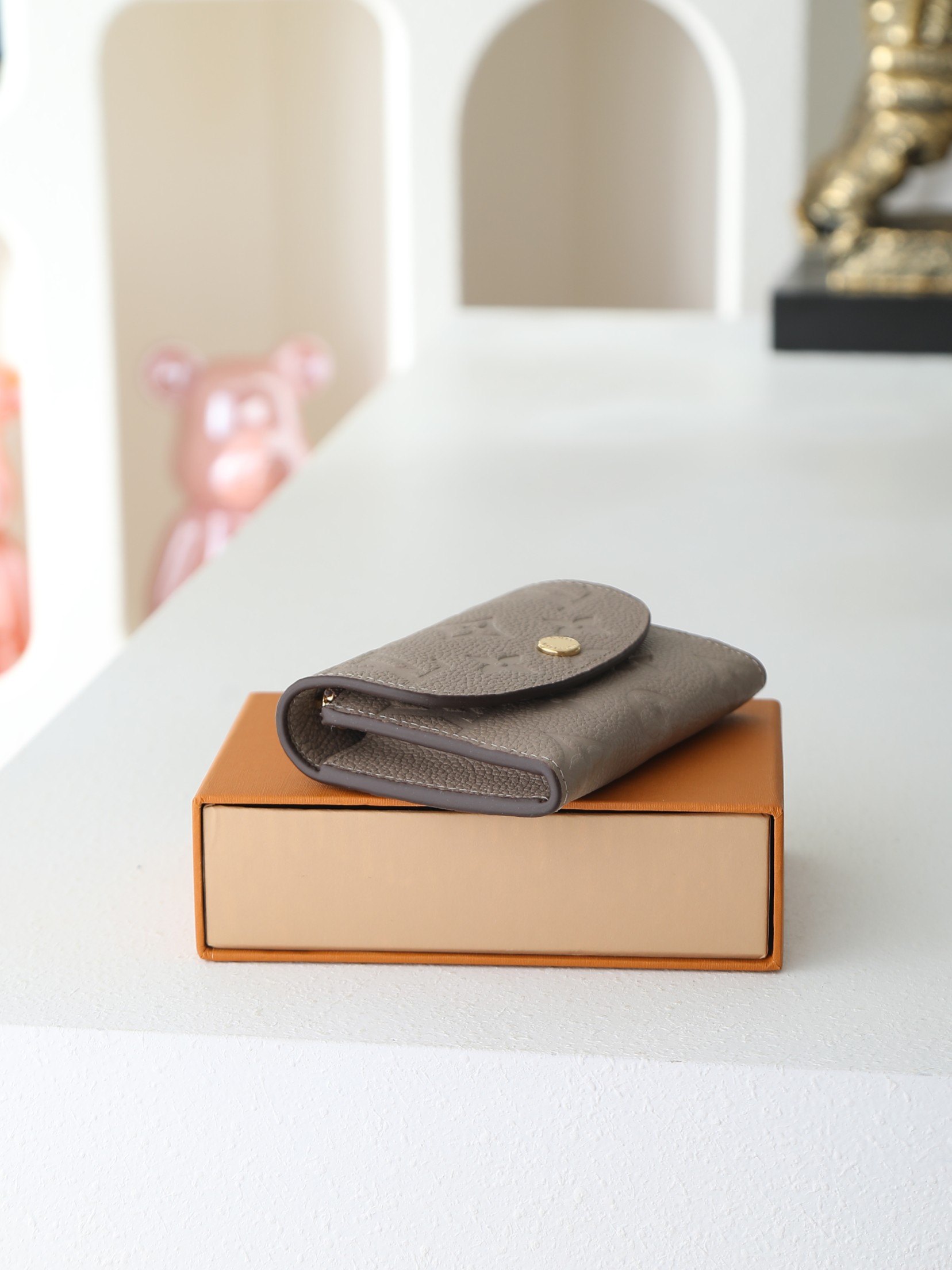 【顶级品质】 M81455 杏色 小巧玲珑却极为实用,此款多彩信封式零钱包是现代女性都市生活中的完美伴侣。身材小巧,轻松 【顶级品质】 M81455 杏色 小巧玲珑却极为实用,此款多彩信封式零钱包是现代女性都市生活中的完美伴侣。身材小巧,轻松
