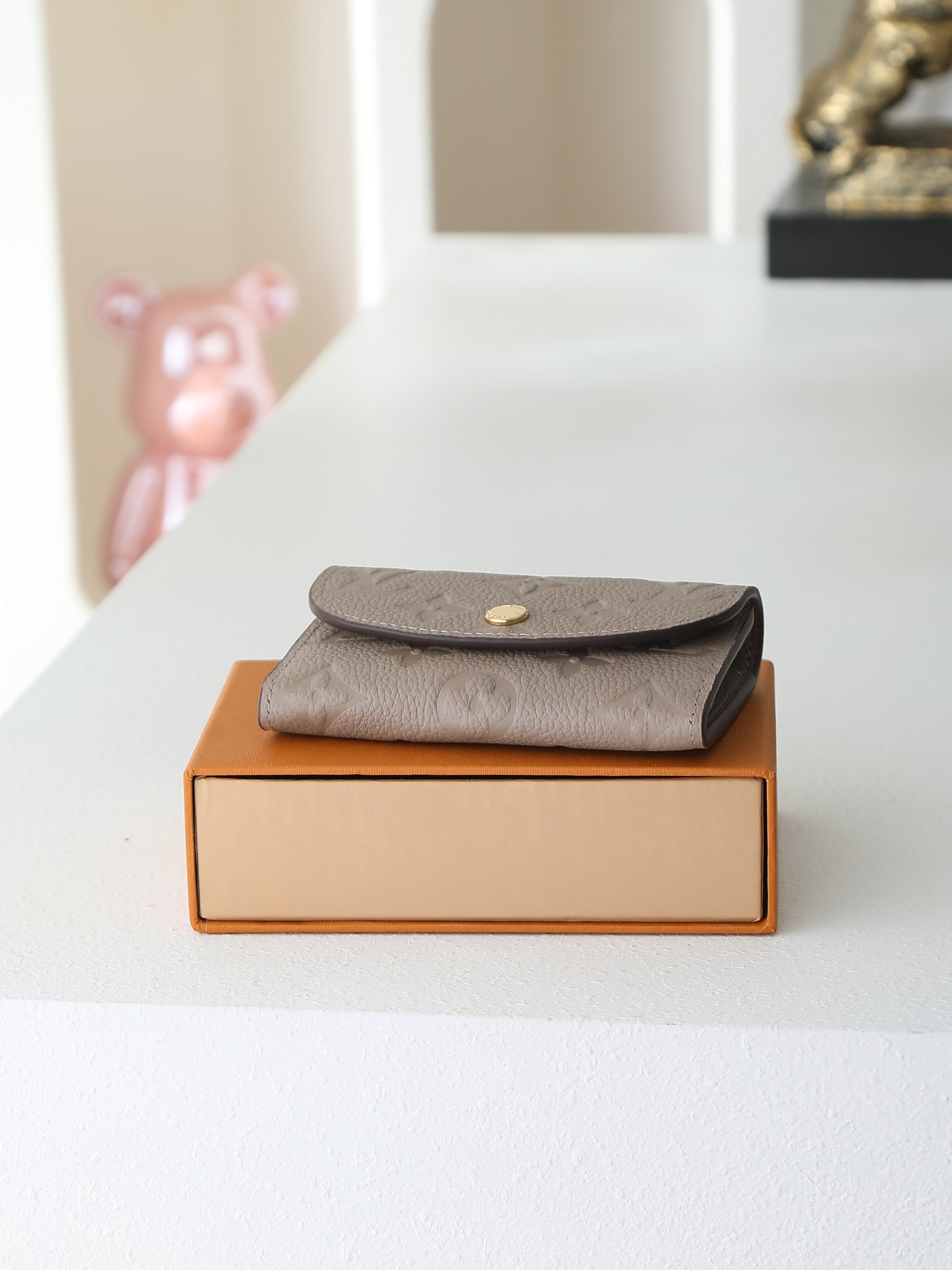 【顶级品质】 M81455 杏色 小巧玲珑却极为实用,此款多彩信封式零钱包是现代女性都市生活中的完美伴侣。身材小巧,轻松 【顶级品质】 M81455 杏色 小巧玲珑却极为实用,此款多彩信封式零钱包是现代女性都市生活中的完美伴侣。身材小巧,轻松