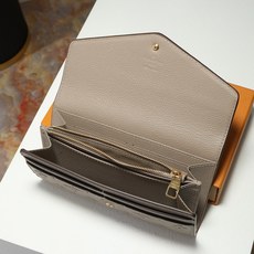 【顶级品质】 M82256 杏色 长款 沙拉钱包 标志性的Monogram图案的压花加工非常漂亮,使用了Monogram 【顶级品质】 M82256 杏色 长款 沙拉钱包 标志性的Monogram图案的压花加工非常漂亮,使用了Monogram