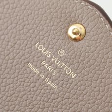 【顶级品质】 M82256 杏色 长款 沙拉钱包 标志性的Monogram图案的压花加工非常漂亮,使用了Monogram 【顶级品质】 M82256 杏色 长款 沙拉钱包 标志性的Monogram图案的压花加工非常漂亮,使用了Monogram
