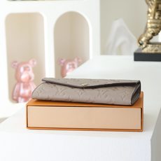 【顶级品质】 M82256 杏色 长款 沙拉钱包 标志性的Monogram图案的压花加工非常漂亮,使用了Monogram 【顶级品质】 M82256 杏色 长款 沙拉钱包 标志性的Monogram图案的压花加工非常漂亮,使用了Monogram