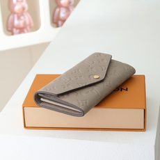 【顶级品质】 M82256 杏色 长款 沙拉钱包 标志性的Monogram图案的压花加工非常漂亮,使用了Monogram 【顶级品质】 M82256 杏色 长款 沙拉钱包 标志性的Monogram图案的压花加工非常漂亮,使用了Monogram