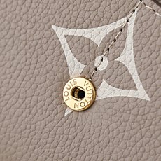 【顶级品质】 M81049 杏色 這款拉鏈錢包以雙色Monogram Empreinte皮革製造,Monogram圖案 【顶级品质】 M81049 杏色 這款拉鏈錢包以雙色Monogram Empreinte皮革製造,Monogram圖案