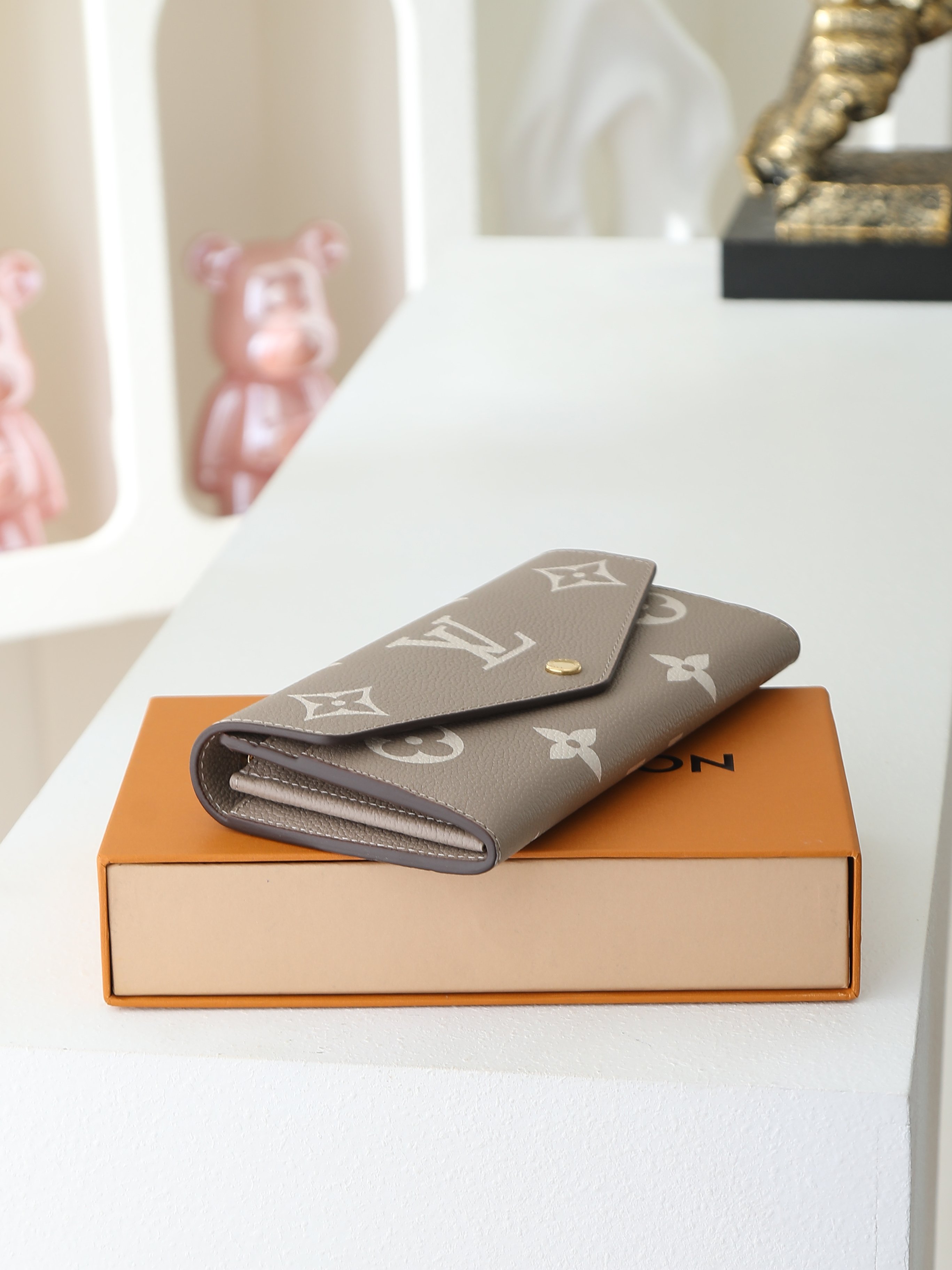 【顶级品质】 M81049 杏色 這款拉鏈錢包以雙色Monogram Empreinte皮革製造,Monogram圖案 【顶级品质】 M81049 杏色 這款拉鏈錢包以雙色Monogram Empreinte皮革製造,Monogram圖案