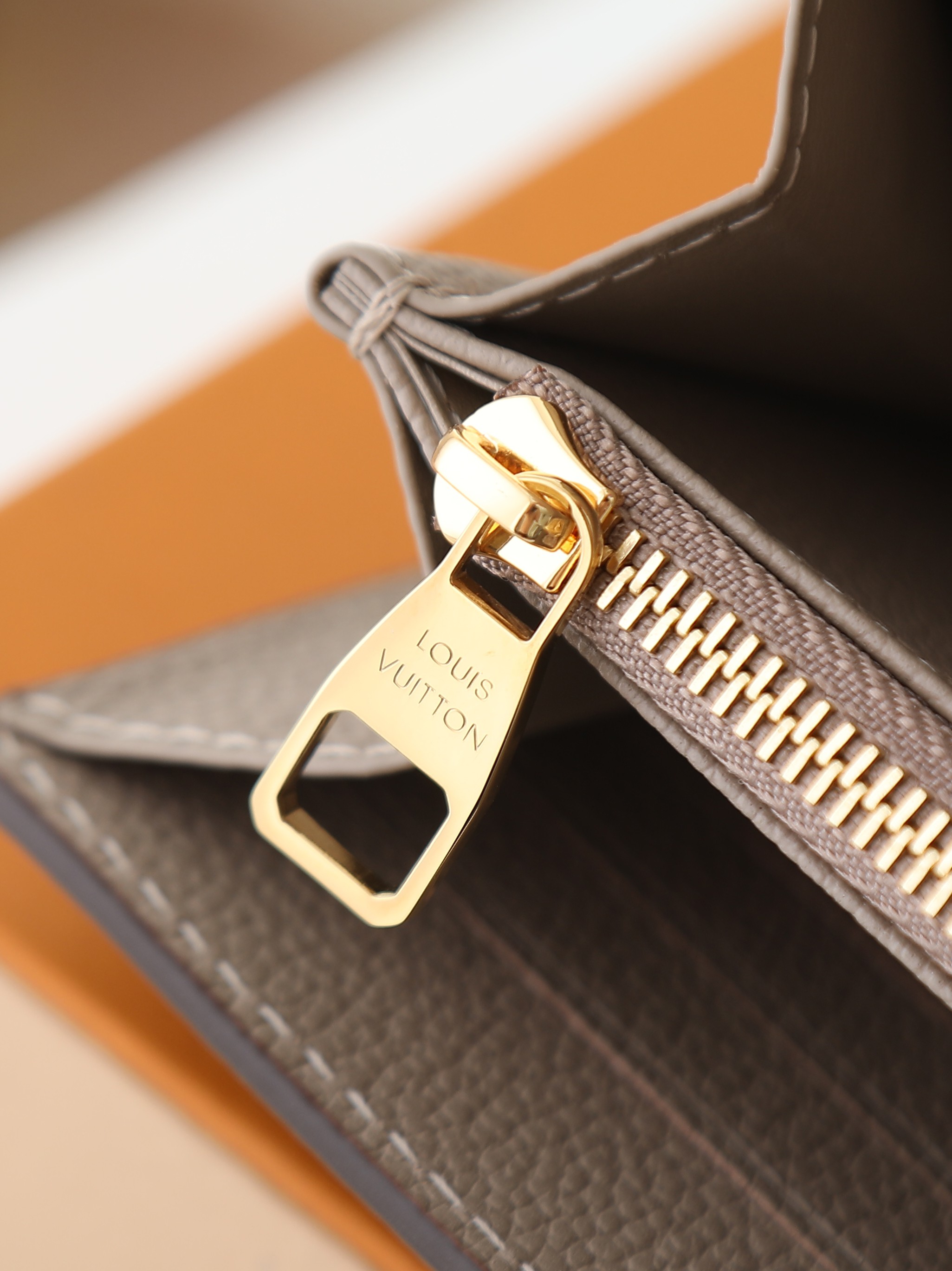 【顶级品质】 M81049 杏色 這款拉鏈錢包以雙色Monogram Empreinte皮革製造,Monogram圖案 【顶级品质】 M81049 杏色 這款拉鏈錢包以雙色Monogram Empreinte皮革製造,Monogram圖案