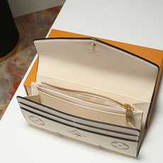 【顶级品质】 M81049 米白 這款拉鏈錢包以雙色Monogram Empreinte皮革製造,Monogram圖案 【顶级品质】 M81049 米白 這款拉鏈錢包以雙色Monogram Empreinte皮革製造,Monogram圖案